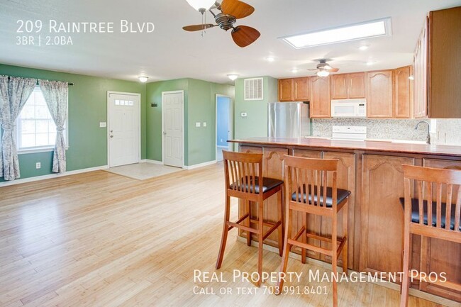 Building Photo - 209 Raintree Blvd