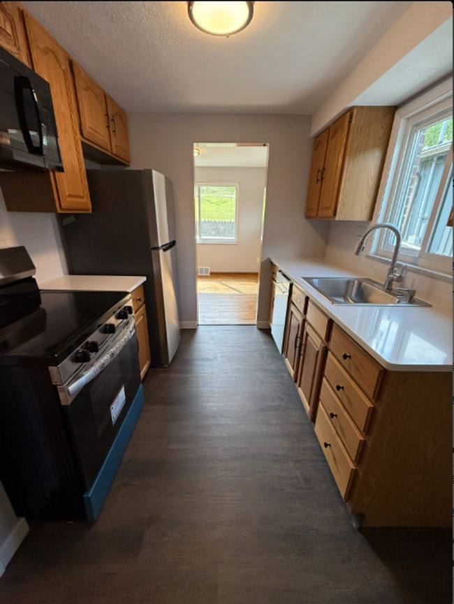 Building Photo - Adorable 3 Bedroom, 2 Bathroom Home with Garage & Off-Street Parking