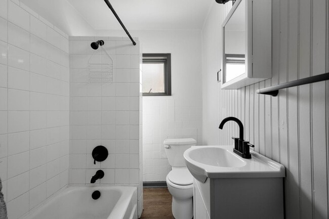 Building Photo - Stunning 3 bedroom home in McKees Rocks available May 1!