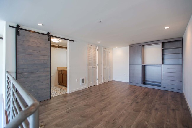 Building Photo - Renovated Dogpatch Loft