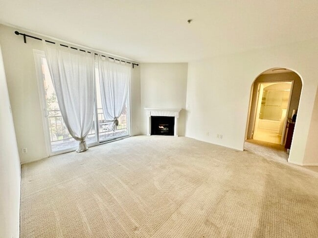 Building Photo - 620 S Gramercy Pl