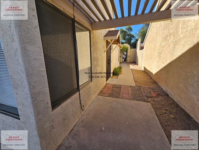 Building Photo - Los Reales & Cardinal area 2/2 with A/C & covered parking