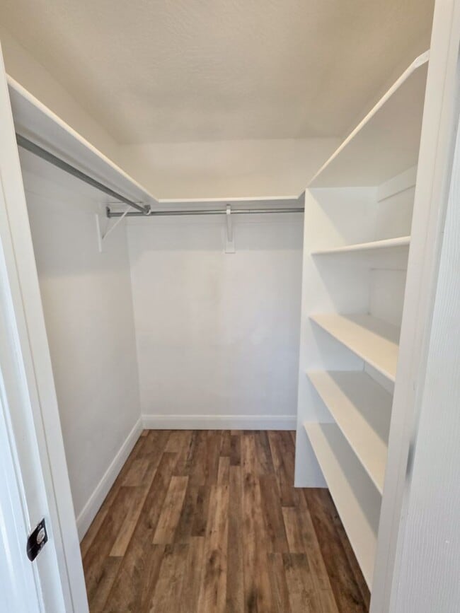 Building Photo - *utilities included* 3 bed 3 bath apartmen...