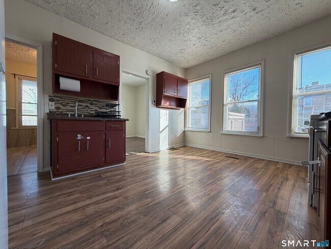 Building Photo - 468 Noble Ave