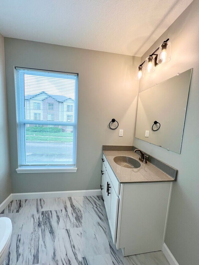 Building Photo - Newly Built 4 Bed/4.5 Bath in Central MHK