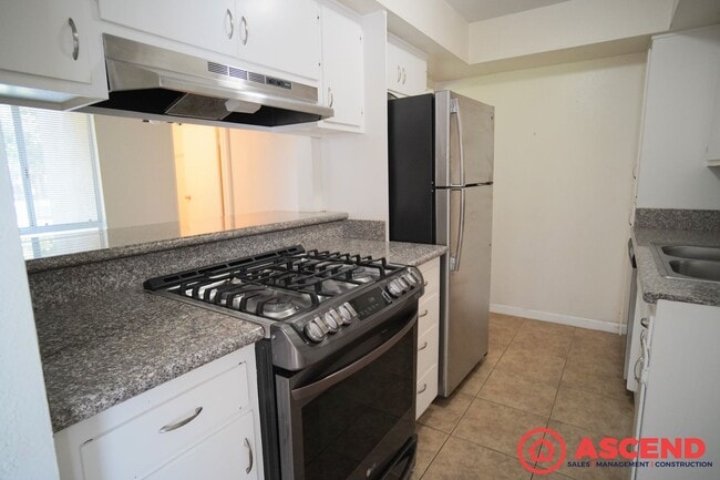 Building Photo - Central Bakersfield Condo!