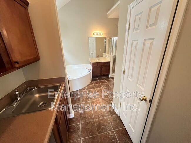 Building Photo - 5236 Laurel Home Cove