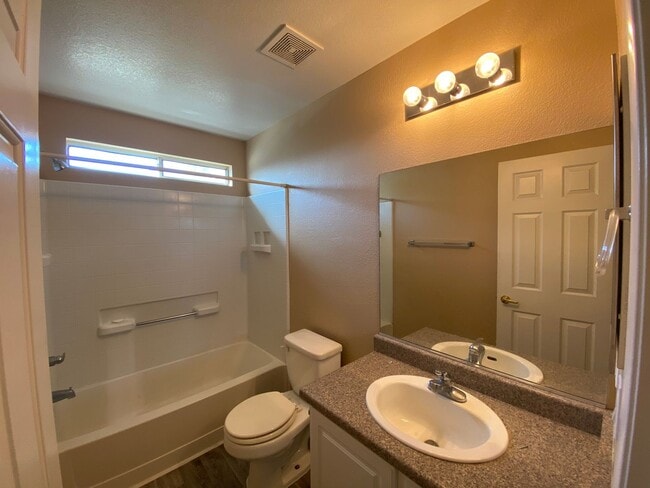 Building Photo - 2 bed townhome in Henderson