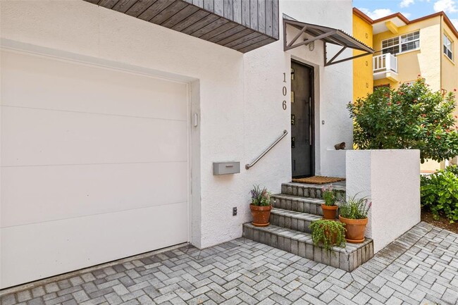 Building Photo - 106 Fareham Pl N