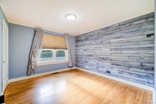 Building Photo - 351 US-209