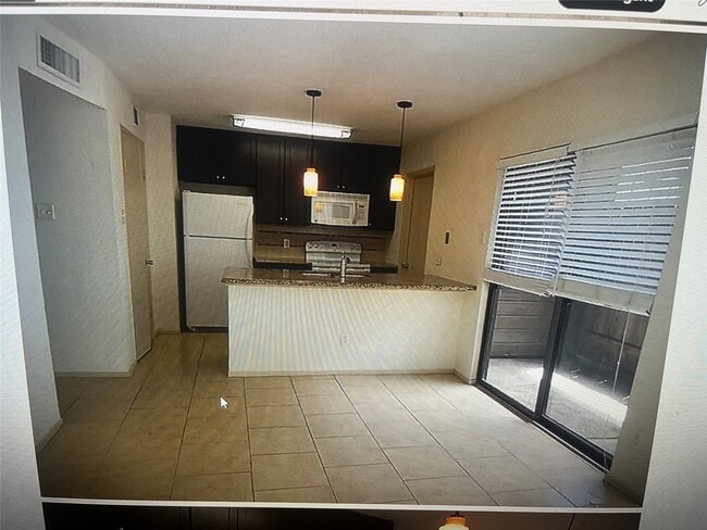 Building Photo - 8020 Braesmain Dr