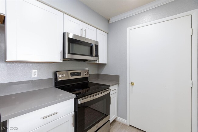 Building Photo - 8101 W Flamingo Rd