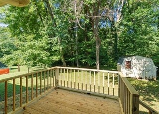 Building Photo - 9 Hawthorne Ln