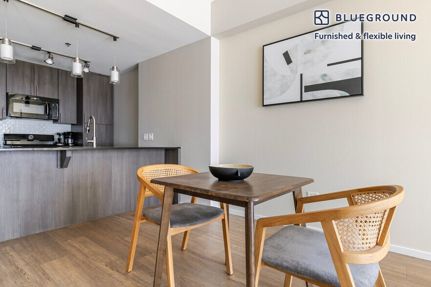 Building Photo - 211 W Scott St