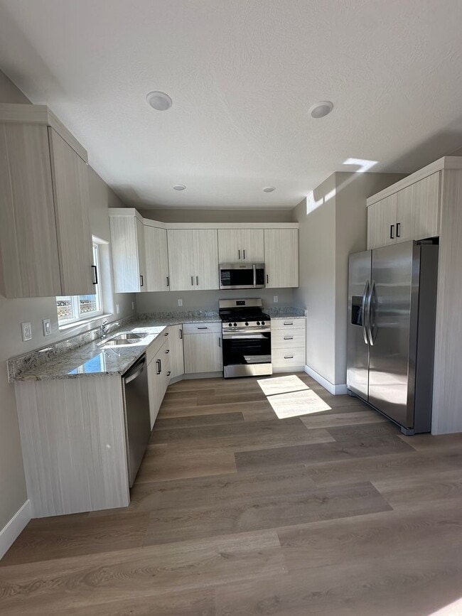 Building Photo - Inviting upstairs unit now available