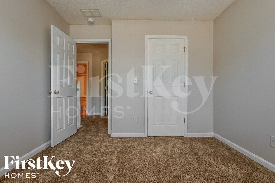 Building Photo - 7976 Mustang Ln