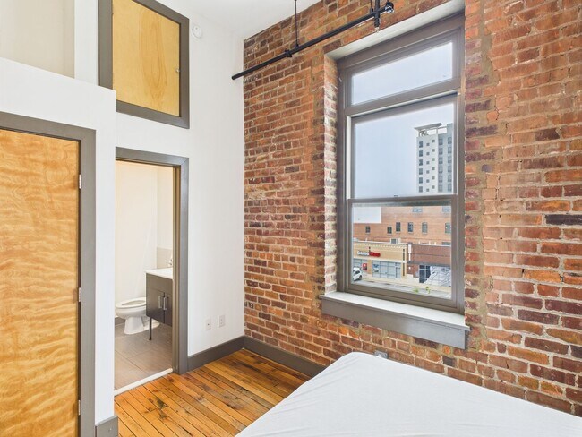 Building Photo - 1322 W Broad St