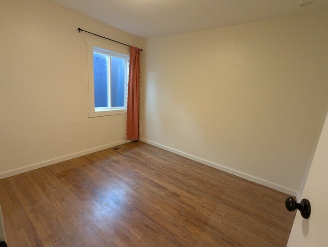 Building Photo - 455 NE Clay Ave