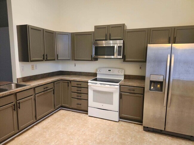 Building Photo - 881 Gerardi Rd