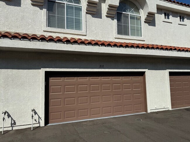 Building Photo - Beautiful Camarillo Townhome