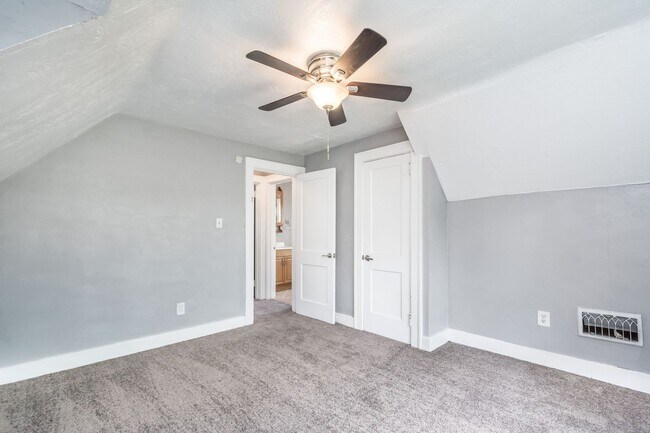 Building Photo - AVAILABLE AUGUST 1ST! DON'T MISS THIS BEAUTIFUL 2-BEDROOM HOME IN CLAIRTON!