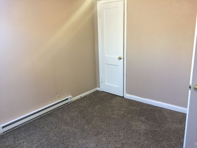 Building Photo - $1000 - 2 Bedroom 1 Bath Duplex - Newly Re...