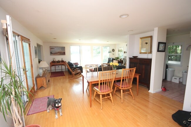 Building Photo - 3bd/2ba Waterfront House for Rent in Freep...