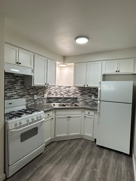 Building Photo - 4735 W Broadway