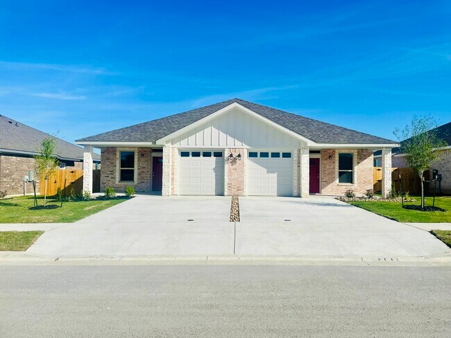 Building Photo - 5111 Rose Gdn Lp