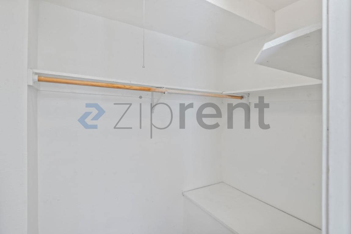 Building Photo - Unit