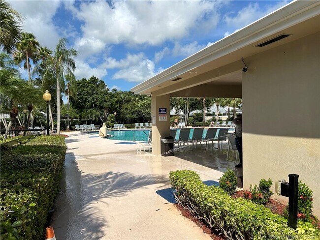 Building Photo - 2807 SW Lakemont Pl