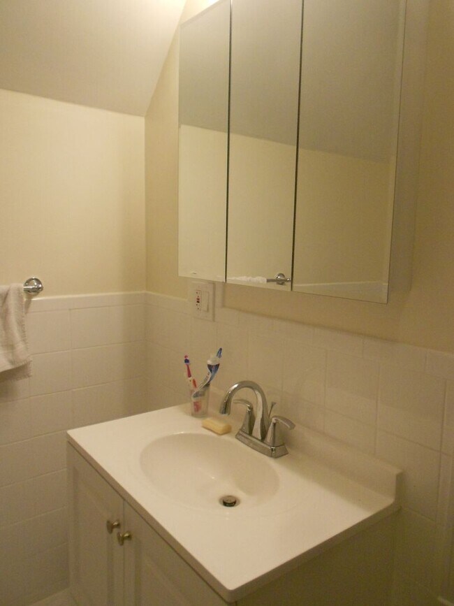 Building Photo - No Brokers Fee, In-Unit Washer and Dryer, Eat-in Kitchen, Parking for Rent