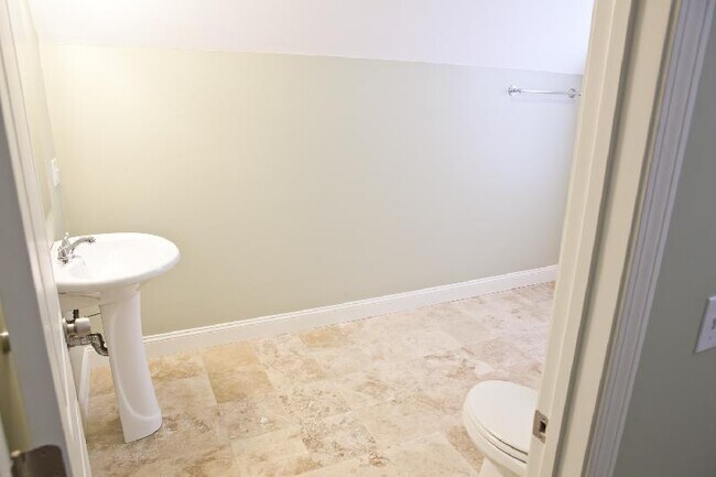 Building Photo - 20 Imrie Rd