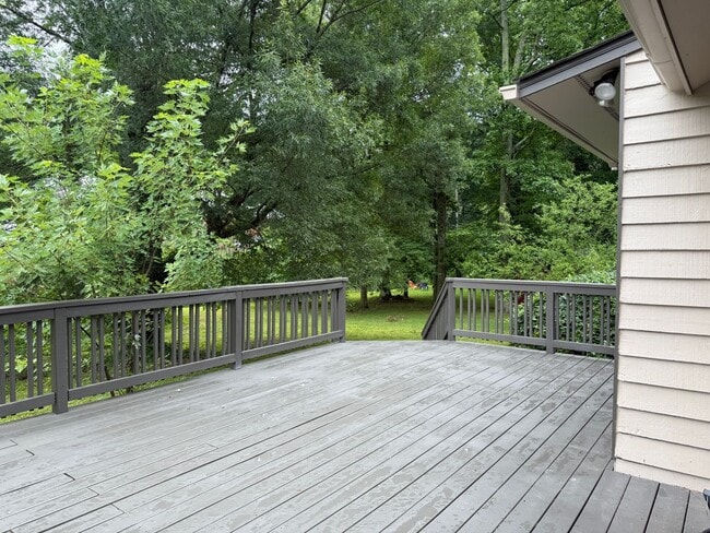 Building Photo - Adorable Recently Renovated 3 Bed 1.5 Bath...