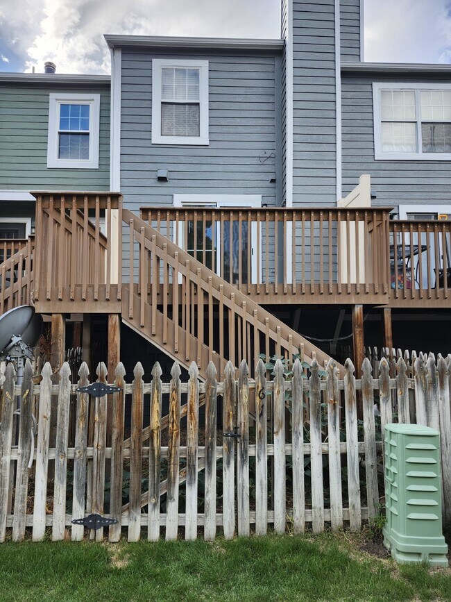 Building Photo - Available Now! "Charming 2-Bed Townhouse w...