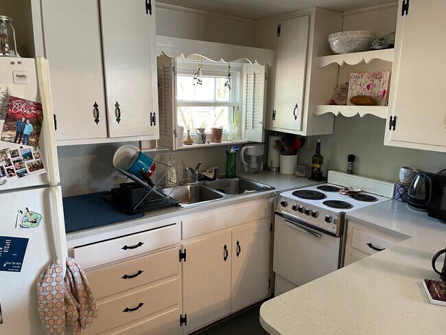 Kitchen - 137 Oak St