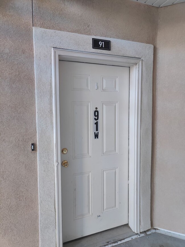 Building Photo - Charming 3-Bed, 2-Bath Condo - Two Weeks F...