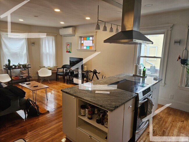 Building Photo - Mid Cambridge 3 bed 2 bath Stunner! for 9/...