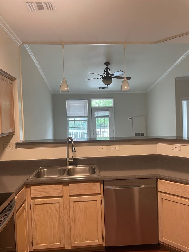 Building Photo - 1BR 1 B available 10/3/24- Carriage Hill