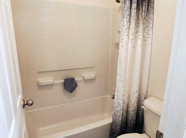 Building Photo - Great 3 Bd 2.5 Bath Townhome