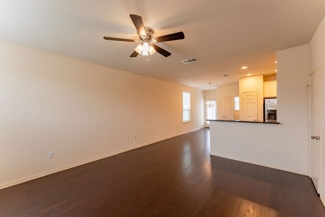 Building Photo - Stunning 3 bed - 2.5 bath Home in Pflugerville. Don't miss this beautiful home opportunity!