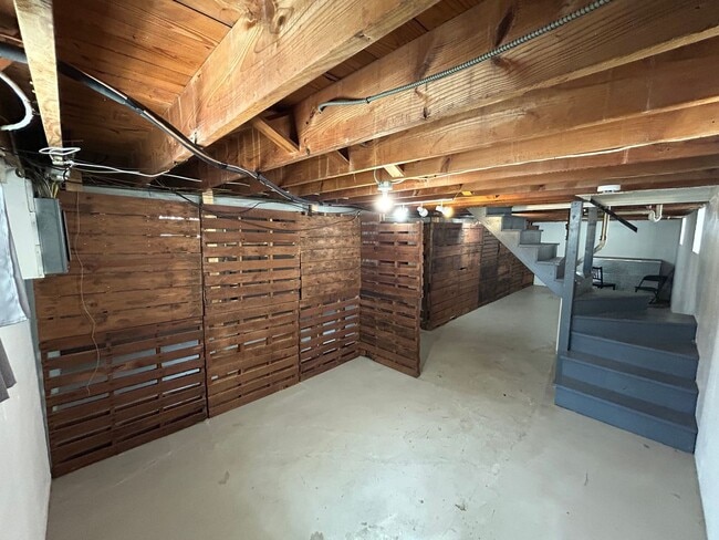 Building Photo - Lovely refreshed Southhampton home