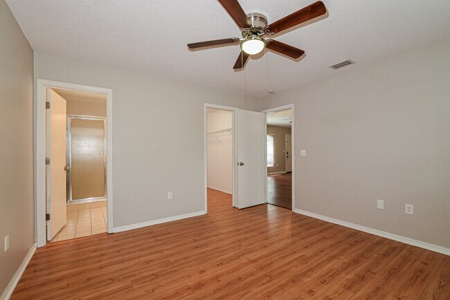 Building Photo - 11305 Lake Dr