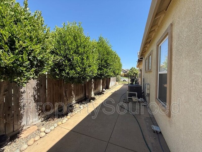 Building Photo - 523 Ruess Rd