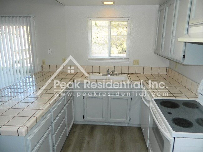 Building Photo - Very Nice 3 bd/2ba Elk Grove Home with 2 C...