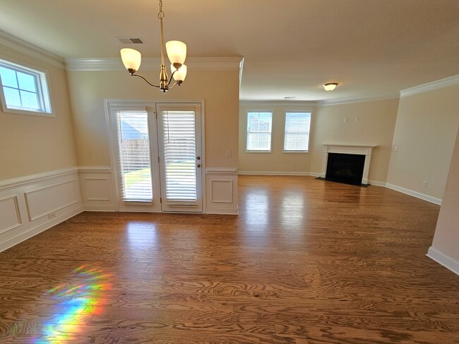 Building Photo - 558 Castleby Dr