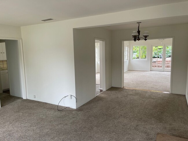 Building Photo - Charming 3 Bedroom 2 Bath Single Family Ho...