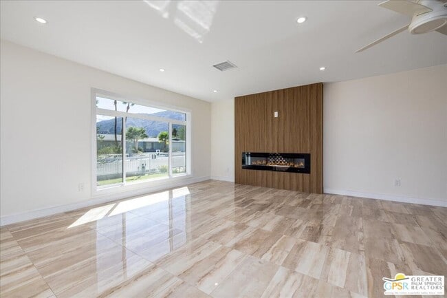 Building Photo - 372 E Molino Rd