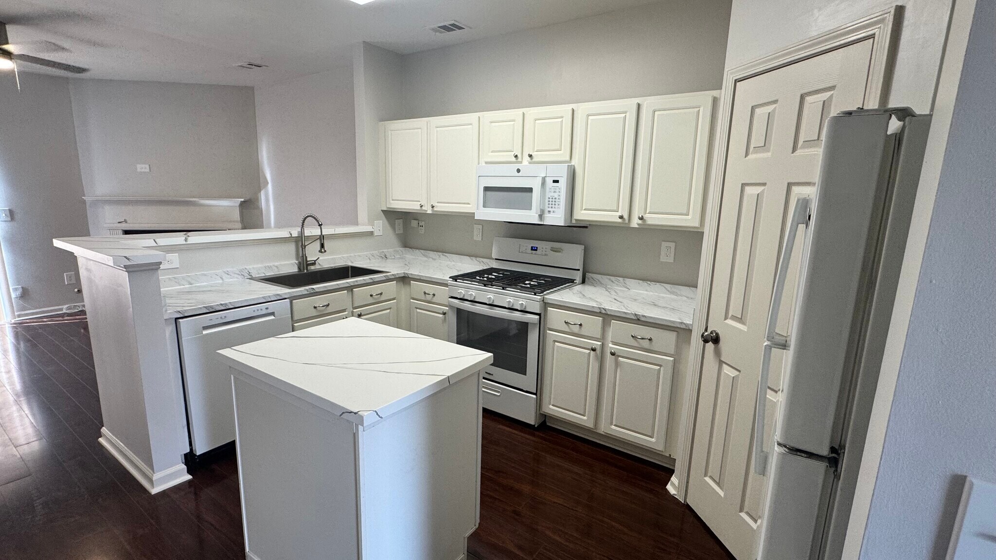 Building Photo - 3385 Hidden Cove Cir