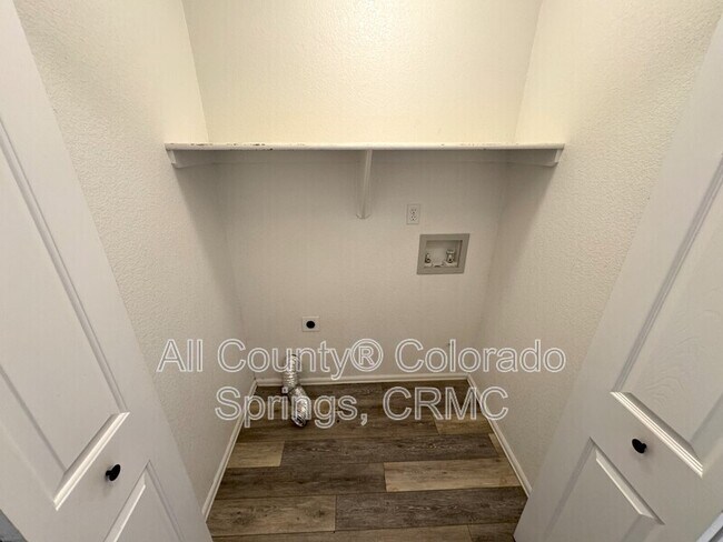 Building Photo - 5859 Instone Cir